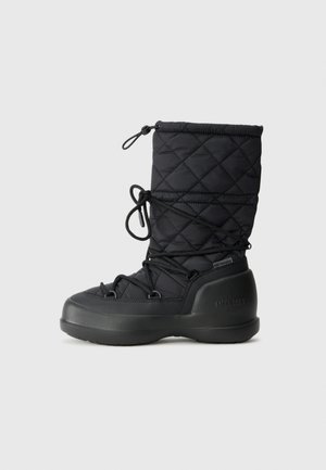 Schwarzer, gesteppten Schneestiefel mit elastischen Schnürsenkeln, Gummisohle und gepolstertem Schaft zur Isolierung. Verfügt über ein Logo an der Seite und einen schnürbaren Kragen.