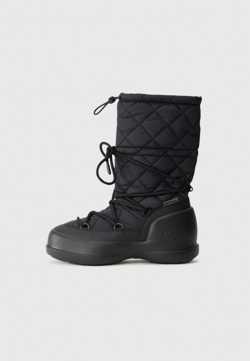 Botină de zăpadă quilted neagră cu șireturi elastice, talpă din cauciuc și partea superioară căptușită pentru izolație. Dispune de logo pe lateral și un guler ajustabil.