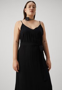 Vero Moda Curve VMCEASY SLIT VNECK DRESS - Robe longue - black