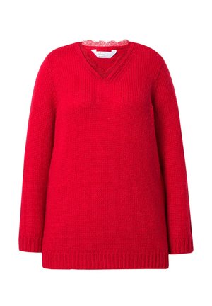 Červený pletený svetr s výstřihem do V, dlouhými rukávy a žebrovaným lemem. Vyznačuje se měkkou a silnou texturou. Výstřih je zdobený krajkovým lemem.