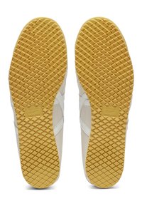 Kšiltovky s vrchní částí z bílé kůže a žlutou gumovou podrážkou, s diamantovým vzorem a logem Onitsuka Tiger na patě.