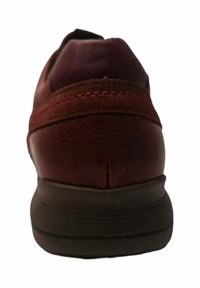 Zapato de cuero con una parte superior en color burdeos, que presenta costuras en contraste y una suela de goma oscura. Tacón redondeado y diseño minimalista.