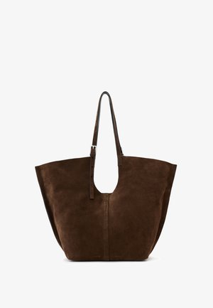 Sac fourre-tout en suede marron avec un corps large, une ouverture sur le dessus et un design simple, doté de longues sangles en cuir et d'un détail de poignée découpé.