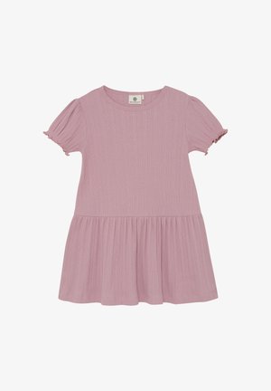Lyserød kjole med korte puffede ærmer, ribbet tekstur og en udvidet nederdel. Har rund halsudskæring og diskrete flæsekantede ærmer.