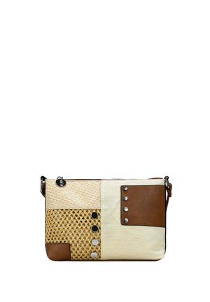 Bolso bandolera rectangular beige y marrón con diseño de patchwork, tela texturizada, sección tejida y tachuelas metálicas en el panel frontal.