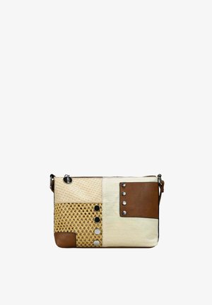 Bolso bandolera rectangular beige y marrón con diseño de patchwork, tela texturizada, sección tejida y tachuelas metálicas en el panel frontal.