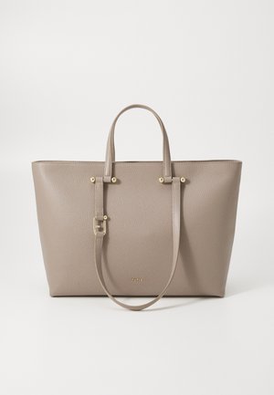 Sac fourre-tout en cuir beige avec quincaillerie dorée, double poignée supérieure et finition lisse texturée. Présente le logo embossé sur le devant.