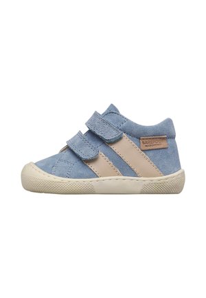 Sneaker da bambino in camoscio blu con strisce beige, due cinturini in velcro e suola in gomma struttura isolata su sfondo bianco.