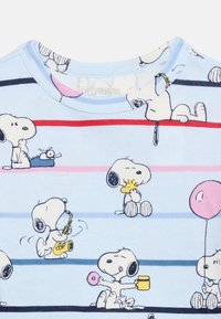 Ανοιχτό μπλε ύφασμα με οριζόντιες ρίγες και πολλούς χαρακτήρες Snoopy σε διάφορες παιχνιδιάρικε ς στάσεις, κρατώντας αντικείμενα όπως σαξόφωνο και μπαλόνι.