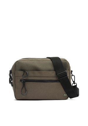 Bolso bandolera compacto de color verde oliva con correa negra ajustable, bolsillo frontal con cremallera y pequeño detalle de logotipo en la esquina inferior derecha.