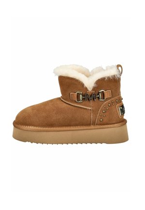 Bottines en daim marron avec une doublure blanche duveteuse, accent en boucle métallique, détails cloutés et une semelle épaisse beige.
