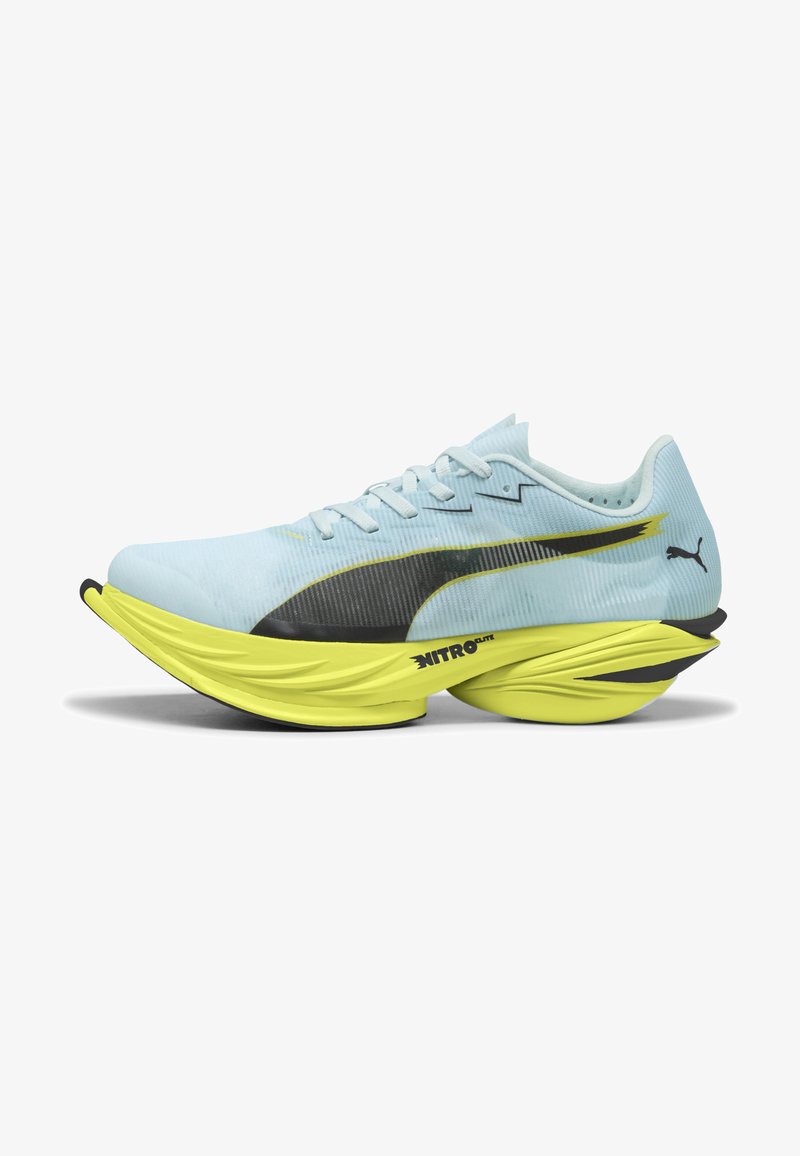Basket pour homme avec tige bleu clair, logo Puma noir et semelle jaune vif portant l'inscription "Nitro Elite" vue de profil.