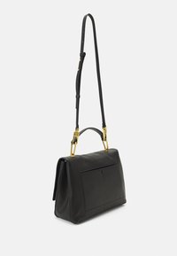 Borsa a tracolla in pelle nera con forma strutturata, dettagli in metallo dorato, tracolla regolabile e design con tasca frontale.