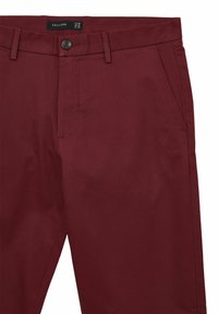 Burgunderfarbene Hosen aus glattem Stoff verfügen über einen Knopfverschluss, zwei Taschen und eine saubere Naht entlang der Nähte.