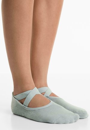 Svijetloplave anklet čarape s križnim trakama, izrađene od mekane tkanine, s bešavnom izradom i laganom konstrukcijom za udobnost.