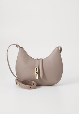 Tan leren handtas met een gebogen vorm, gouden ritsaccenten en een verstelbare schouderband. Getextureerd oppervlak met minimalistische designelementen.