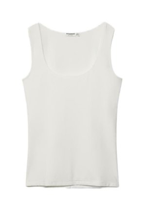 Bela majica brez rokavov z okroglim izrezom, ravnim robom in etiketo za oblačilo na zadnjem notranjem ovratniku.
