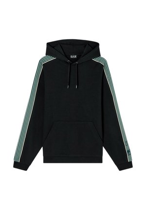 Černá mikina s kapucí s přední kapsou, zeleno-bíle pruhované rukávy, šňůrky na kapuci a logo EA7 na manžetě levého rukávu.