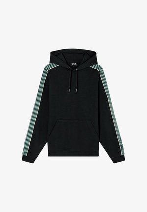 Černá mikina s kapucí s přední kapsou, zeleno-bíle pruhované rukávy, šňůrky na kapuci a logo EA7 na manžetě levého rukávu.