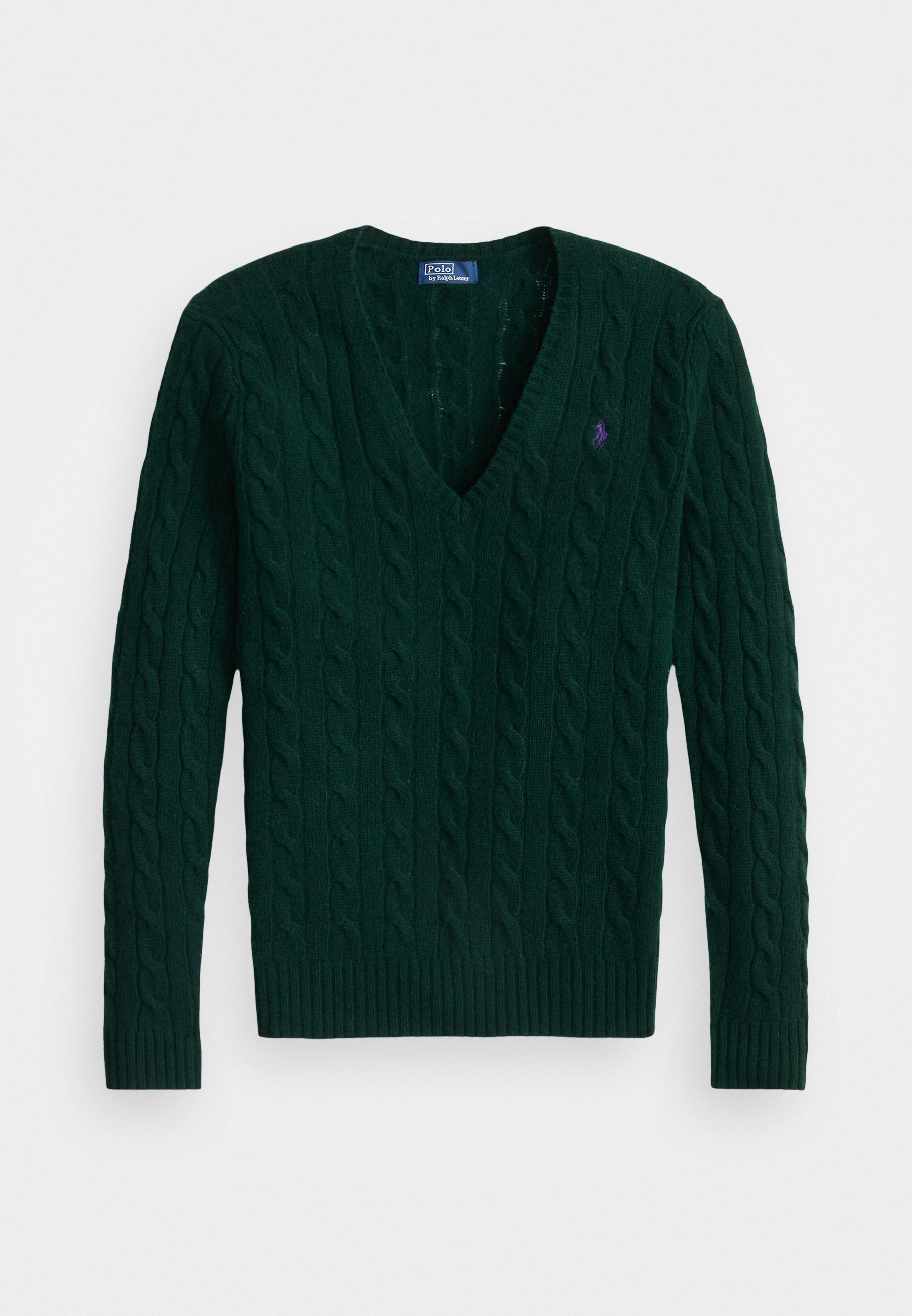 Temnozeleni pulover z V-izrezom in dolgimi rokavi, pleten v kabelskem vzorcu, s majhnim vezenim vijoličnim logotipom na prsih.