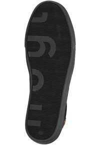 Semelle de chaussure en caoutchouc noir avec un motif texturé et une marque bien visible. Comprend des nervures et des découpes formées pour une meilleure adhérence.