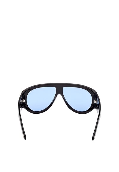 Mustat muoviset aurinkolasit, joissa on sinisävytetty linssi. Kulmikas muotoilu, voimakas otsapaneeli ja tyylikkäät, kaarevat varret. Metalliset saranakoristeet.