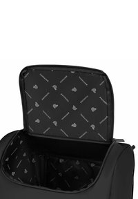 Bolsa de viaje blanda negra con cremallera superior abierta, mostrando un amplio compartimento principal y un forro interior con marca.
