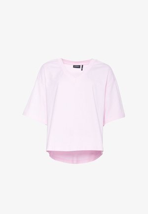 Világos rózsaszín, rövid ujjú, V-nyakú, laza szabású póló, enyhén hosszabb hátsó szegéllyel és fekete márkajelzéssel a nyak belső részén.