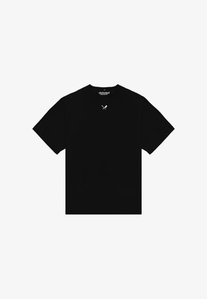 Černé krátké tričko s krátkým rukávem, uprostřed pod výstřihem malá bílá ikona zkříženého nože a vidličky.