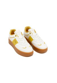 Sneaker bianchi con accenti gialli. Realizzati in materiale simile alla pelle, presentano una punta rotonda, suola di gomma piatta e design con lacci sul davanti.