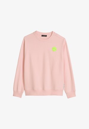 Sweat-shirt rose clair à manches longues avec col rond et petit graphisme de balle de tennis vert néon sur la poitrine gauche.