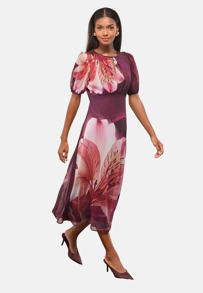 Burgundi és rózsaszín árnyalatú, virágmintás midi ruha puffos ujjakkal, kerek nyakkivágással és légies, félig átlátszó anyaggal.