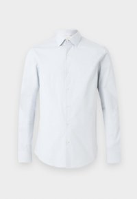 Ανοιχτό μπλε ανδρικό πουκάμισο με μακριά μανίκια, κουμπιά, μυτερό γιακά και λεπτό υφασμάτινο σχέδιο σε λευκό φόντο.