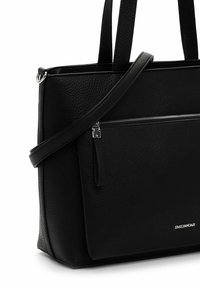 Borsa tote nera in pelle con texture a grana, dotata di una tasca frontale con zip e due manici robusti. Accenti in metallo color argento.