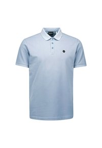 Lichtblauwe polo met een kraag, drie knopen, en een klein hexagonaal logo op de linkerkant van de borst. Gemaakt van katoen.