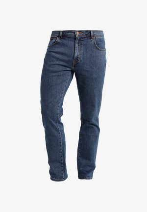 Jeans in denim blu scuro slim fit con cinque tasche e chiusura con bottone in rame, mostrati su sfondo bianco.