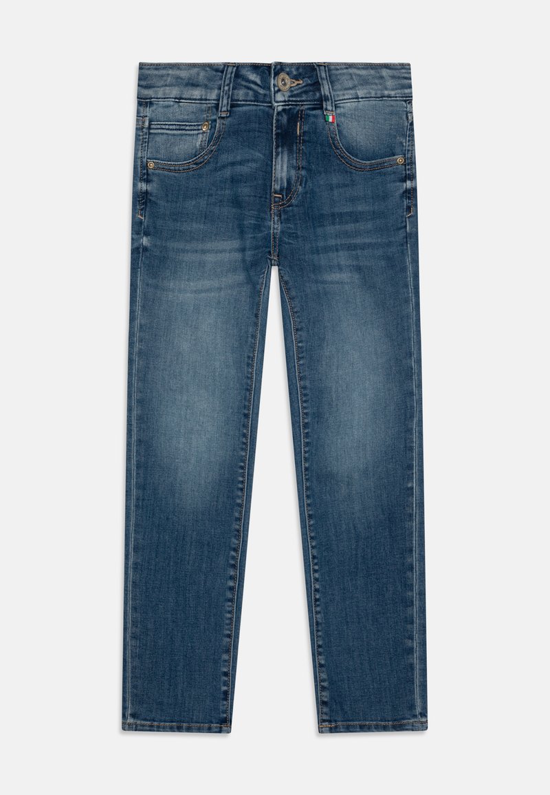 Jeans de denim azul escuro com um corte ajustado, apresentando cinco bolsos, fecho de botão e desbotamento subtil. Inclui um pequeno detalhe da bandeira italiana.