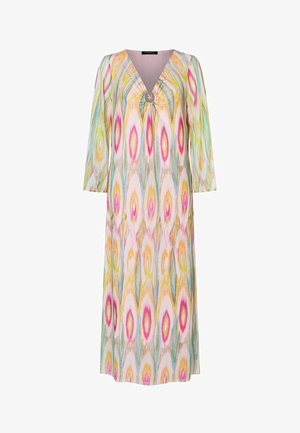 Lange jurk met driekwart mouwen, multicolor abstract diamantenpatroon in roze, oranje, blauw en groen, met een V-hals en een ronde sluiting.