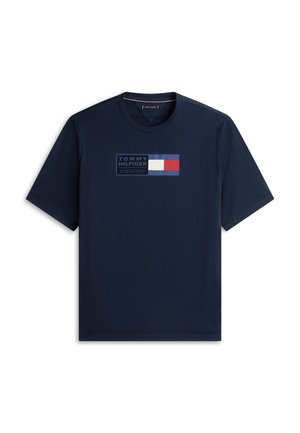 Tumesinine lühikeste varrukatega t-särk Tommy Hilfigeri logoga ja punase, valge ning sinise lipu graafikuga, mis on paigutatud rinnale keskele.