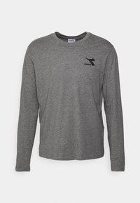 Harmaa pitkähihainen t-paita pehmeästä kankaasta, jossa on pyöreä kaula-aukko ja musta logo rinnassa, rento malli ja sileä pinta.