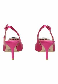 Sandali con tacco alto in satin rosa, caratterizzati da un tacco sottile, con una cinghia regolabile alla caviglia e un accento decorativo di strass sul tacco.