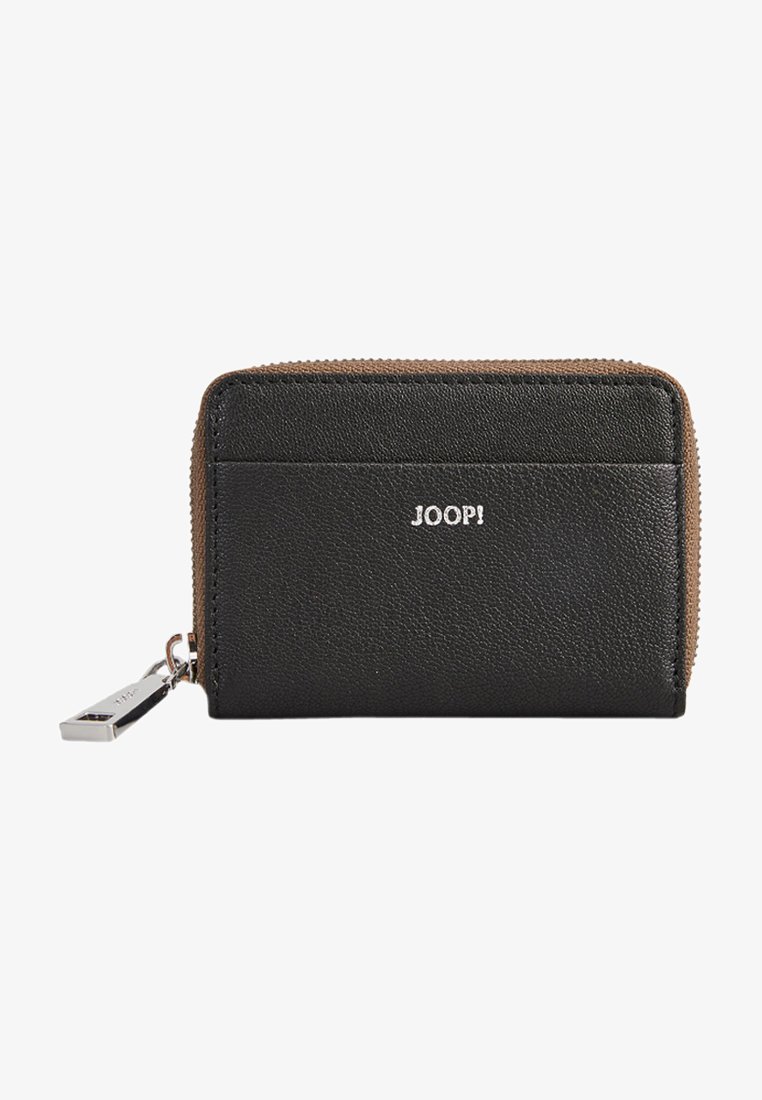 Zwarte leren portemonnee met een bruine ritssluiting, voorzien van een logo aan de voorkant en kaartvakjes aan één zijde. Geverfde oppervlakte. Compact ontwerp.