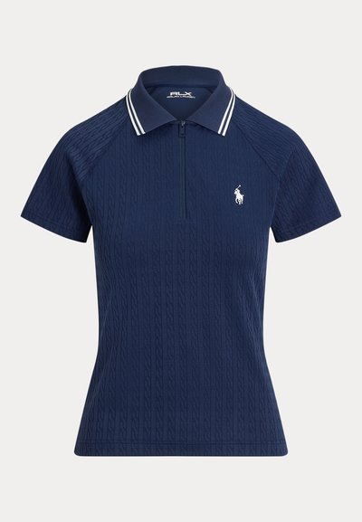 Tricou polo bleumarin cu mânecă scurtă, model texturat, fermoar frontal până la jumătate, guler cu dungi albe și logo mic alb brodat pe piept.