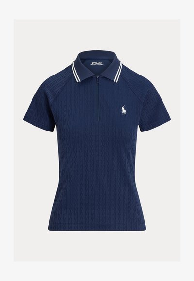 Tricou polo bleumarin cu mânecă scurtă, model texturat, fermoar frontal până la jumătate, guler cu dungi albe și logo mic alb brodat pe piept.