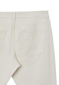 Jeans in denim beige chiaro con vista posteriore e due tasche applicate standard. Cuciture semplici e linee pulite, senza hardware visibile.