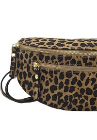 Sac bandoulière en imprimé léopard avec une forme arrondie, fabriqué en daim. Dispose de zippers dorés, de deux compartiments zippés et d'une sangle noire.