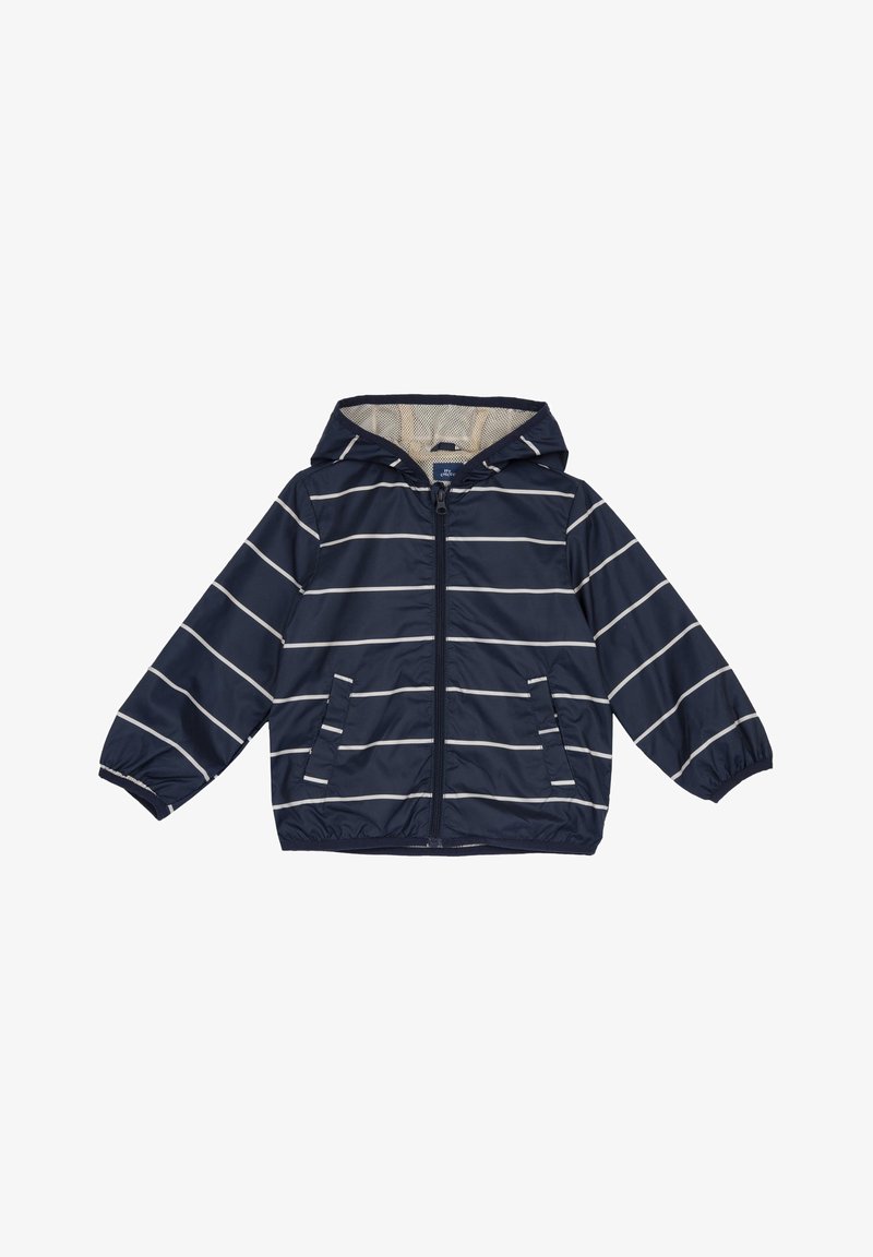 Veste de pluie enfant bleu marine avec rayures blanches horizontales, fermeture éclair devant, deux poches avant, poignets élastiques et capuche.