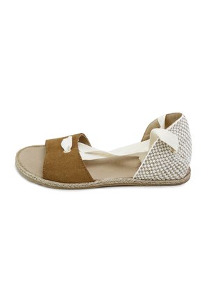 Sandalia plana de punta abierta con tira frontal de ante marrón y parte trasera beige tejida, con cordones de tela blanca que cruzan sobre el pie y el talón.