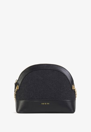 Crna torbica od filca s zaobljenim vrhom, kožnim detaljima i lancem u boji zlata kao remenom. Na donjem dijelu sprijeda ima zlatni logo. Moderan dizajn.