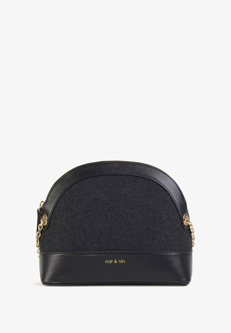 Bolso de fieltro negro con parte superior redondeada, detalles de cuero y una cadena dorada como correa. Presenta el logotipo en dorado en la parte inferior delantera. Diseño moderno.